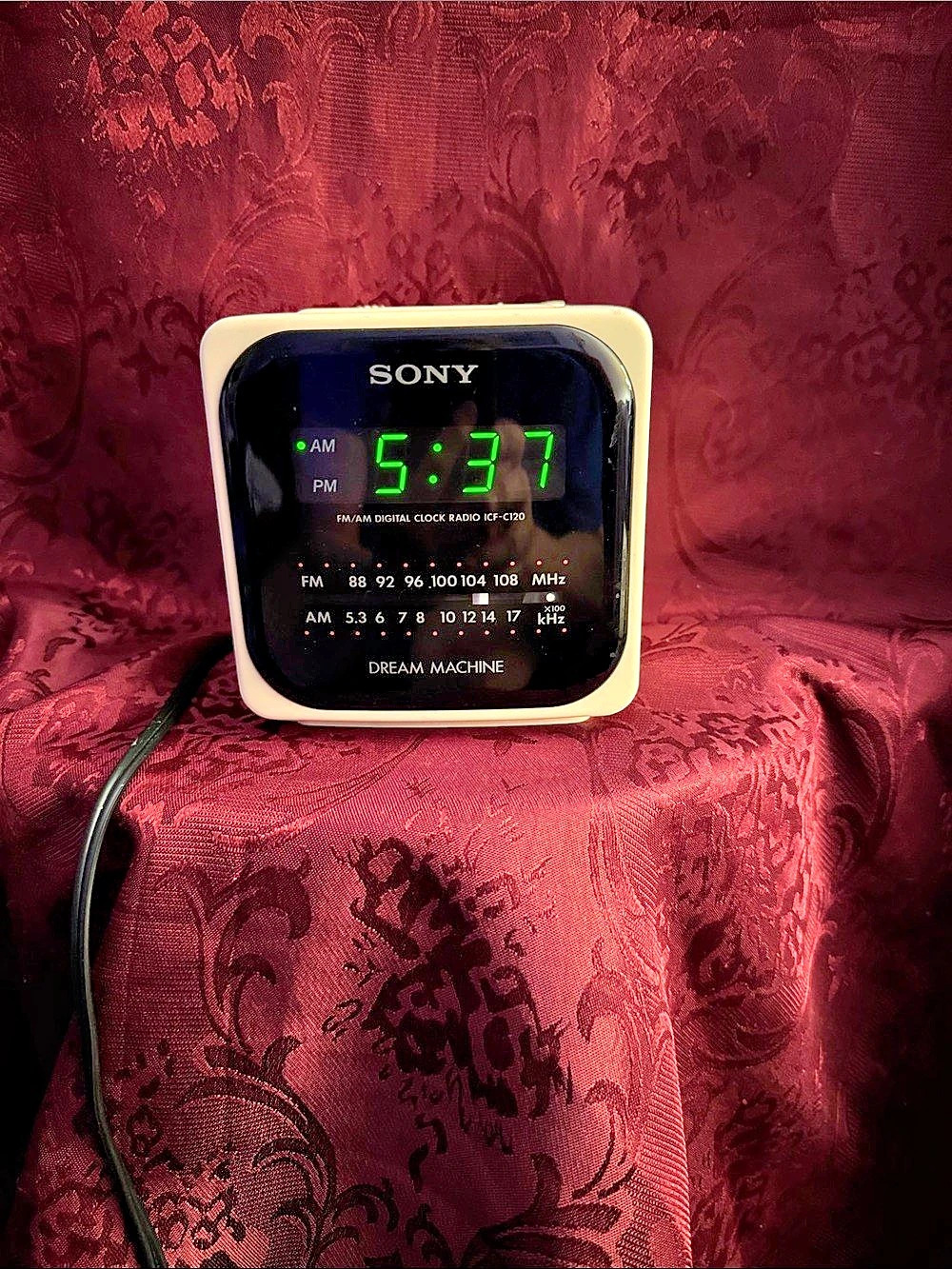Sony Dream Machine FM/AM Digital Clock Radio ICF-C120 AM/FM Clock Radio off Whit